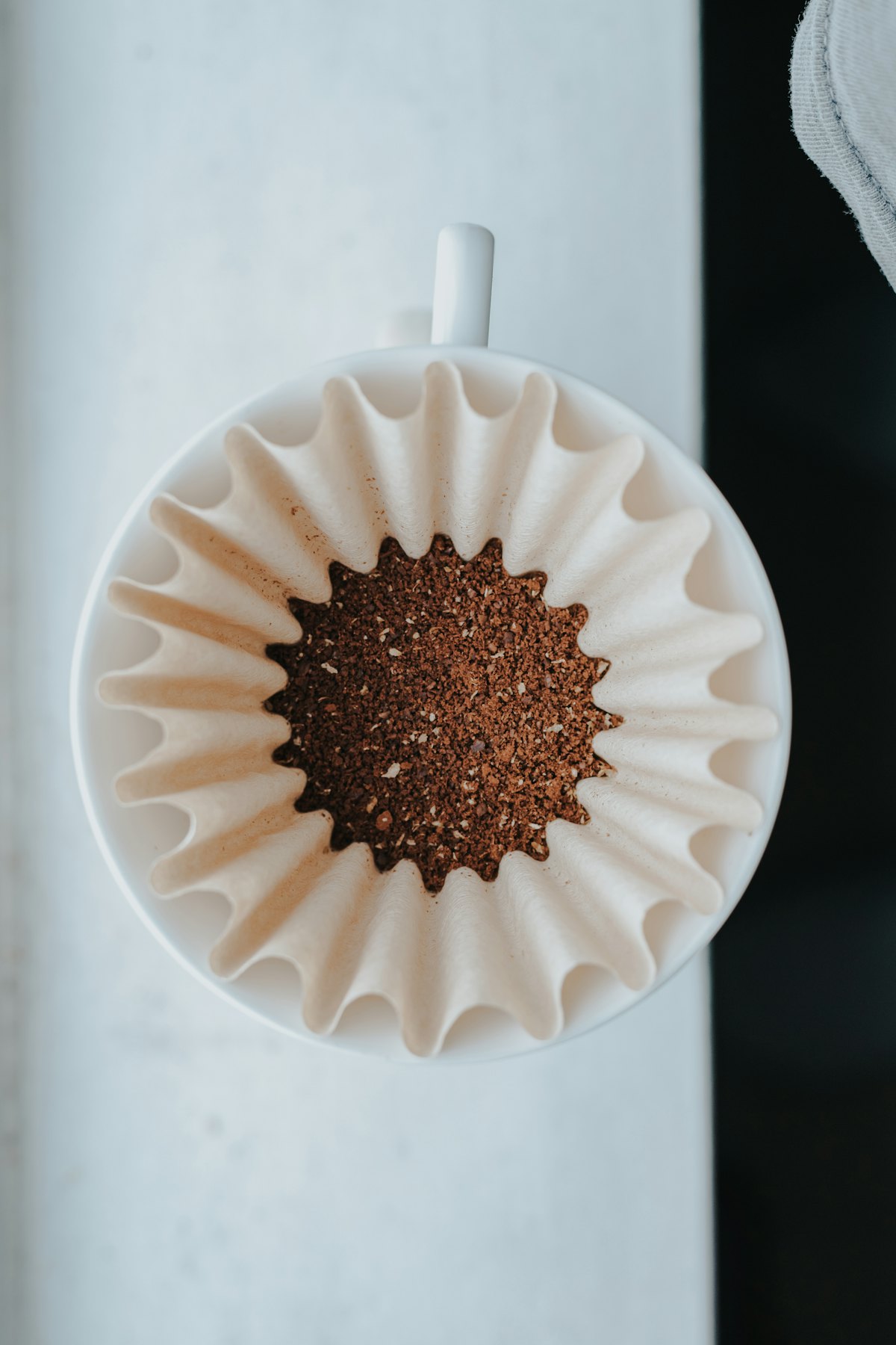 白いカップに注がれた、湯気の立つ淹れたてのコーヒー